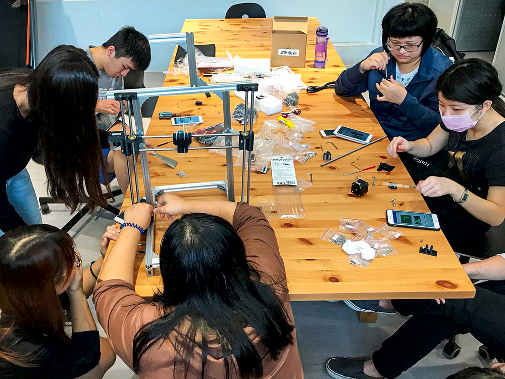 Students assemble the 3D printing machine Students assemble the 3D printing machine