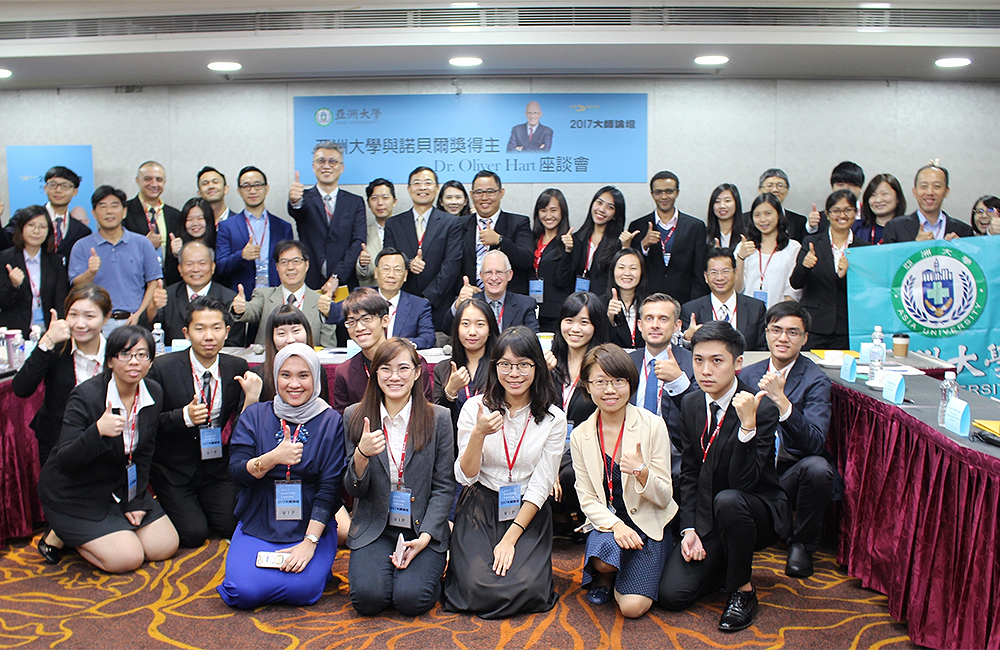 Dr. Hart that the Nobel Laureate has a group photo with AU students after the seminar