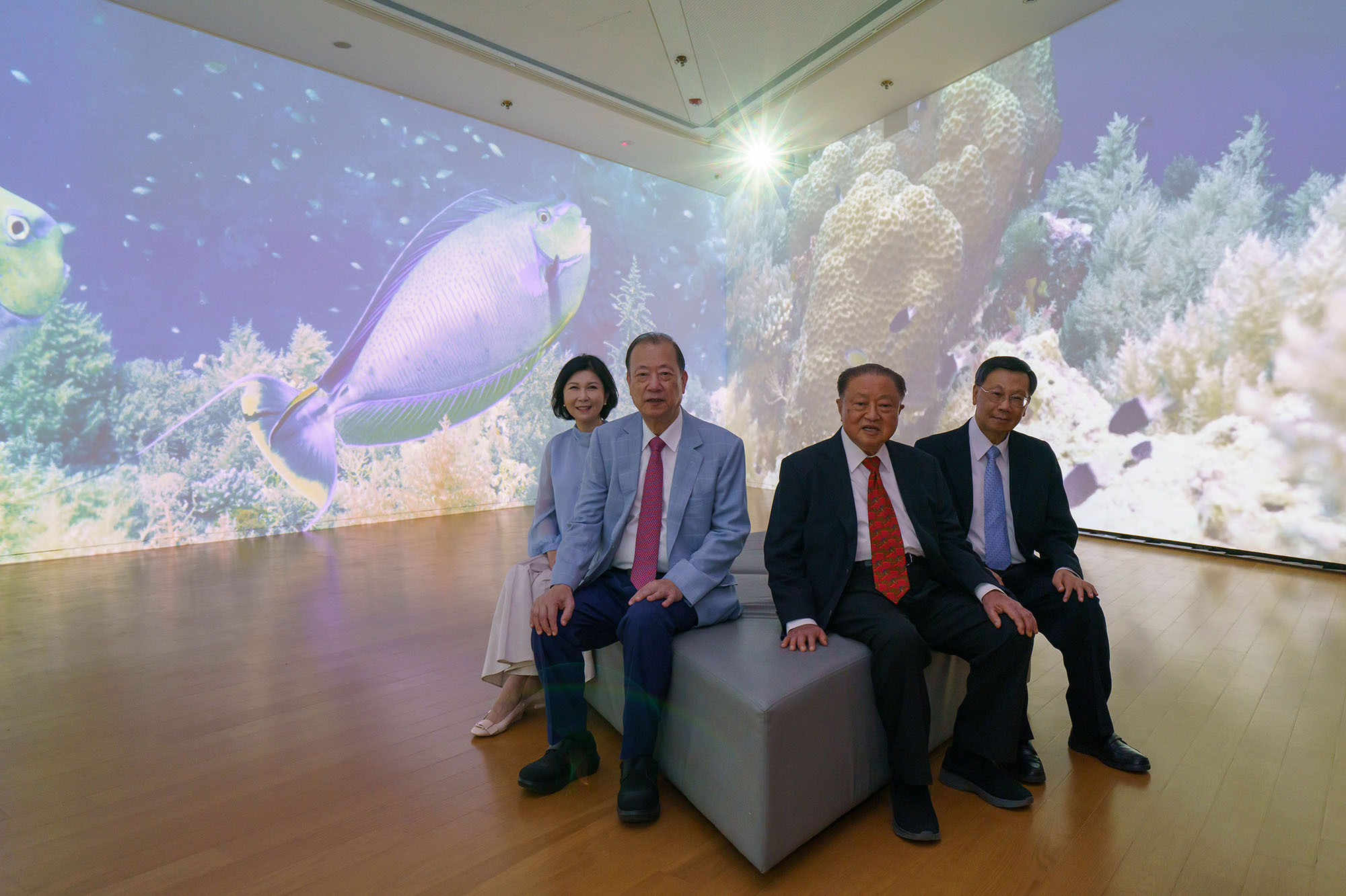 圖為亞洲大學創辦人蔡長海(左二)、台達集團創辦人鄭崇華(右二)、亞大校長蔡進發(右一)、台達基金會副董事長郭珊珊(左一),於「地球.脈動中–生態與藝術特展」體驗沉浸式互動投影