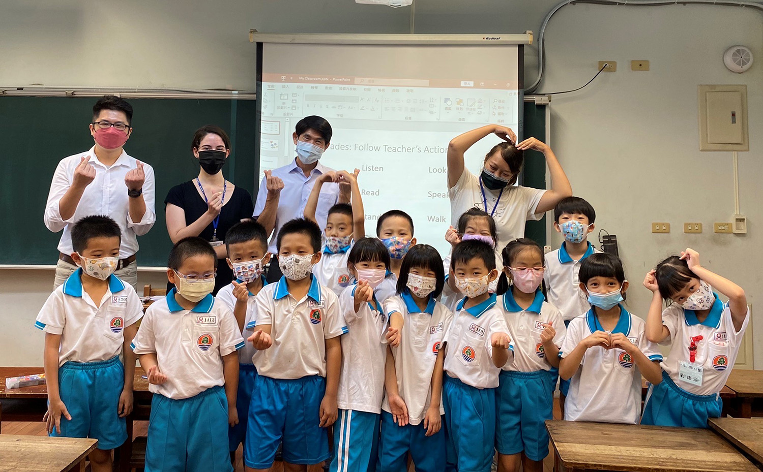 圖為(後排由右而左)亞大外文系老師陳謝鈞、瑞城國小校長林詠勝、外籍教師Selby、中籍教師Rachel,與瑞城國小國際雙語班學童合影