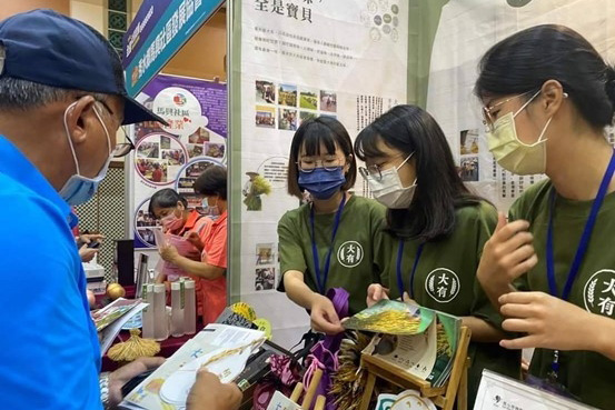 「稻稻仔來」團隊參與全國社區觀摩會現場,進行大有社區案解說