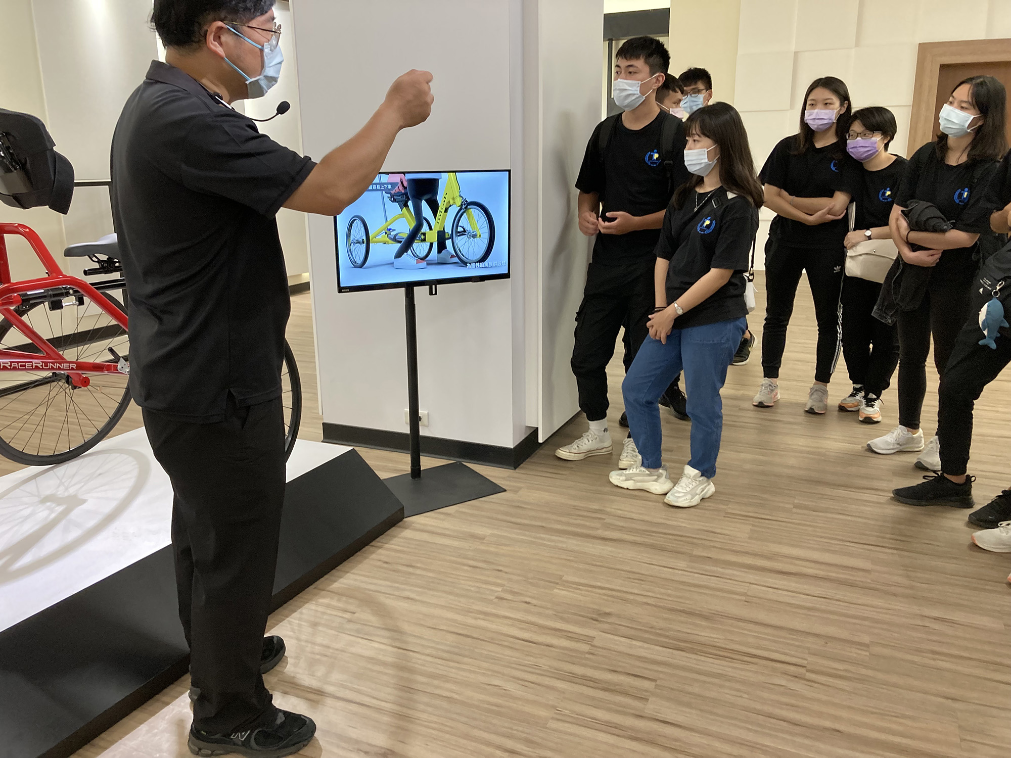 圖為亞大物治系同學參訪自行車博物館,認識特製自行車