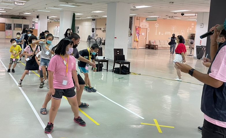 圖為小朋友在參與「元大幸福日」中,玩闖關遊戲