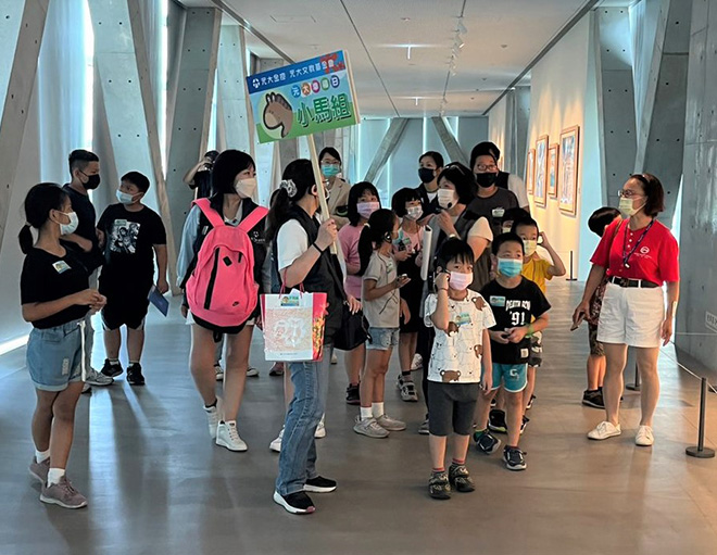 圖為小朋友們分組,參觀亞大現代美術館展的「地球‧脈動中」展覽