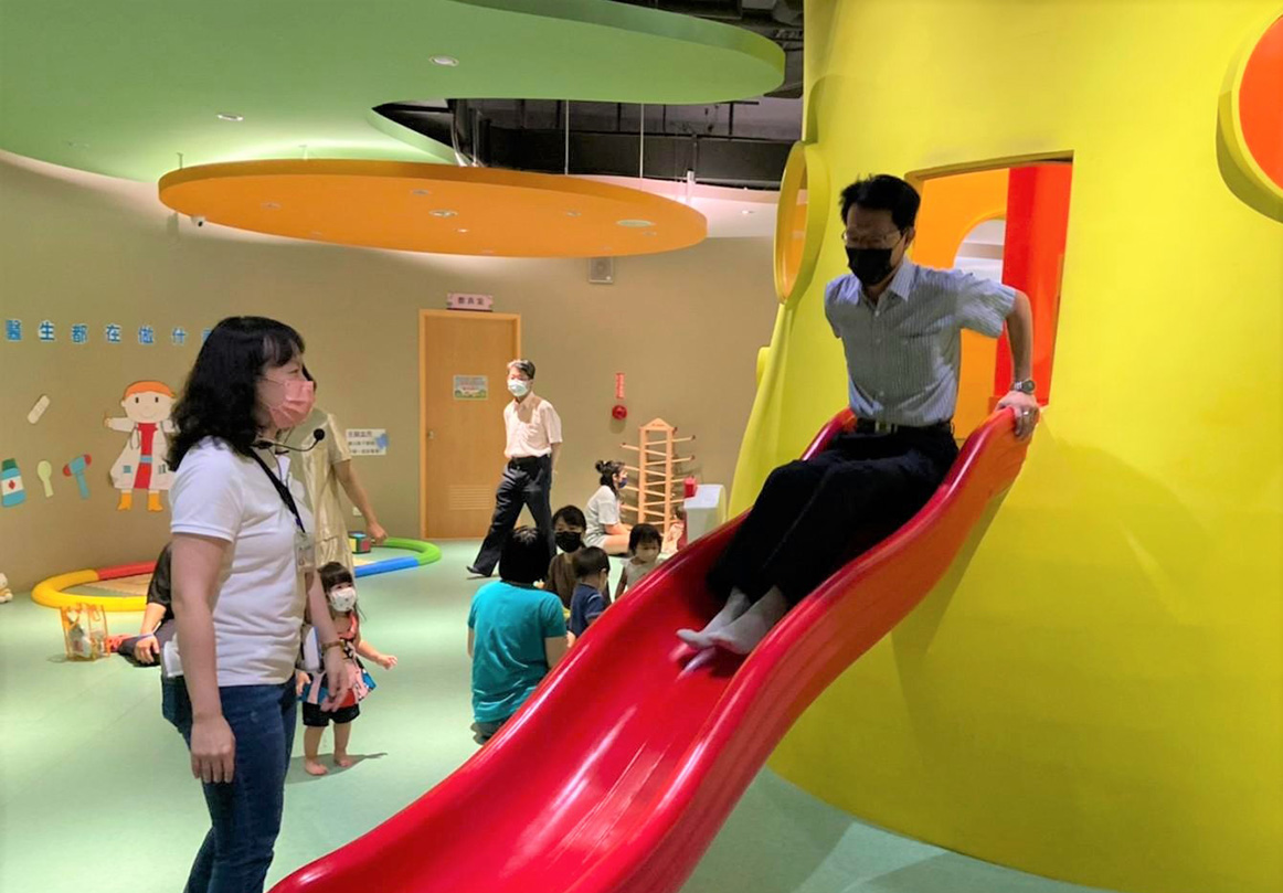 圖為金門縣副處長李廣榮(右),體驗親子館室內溜滑梯