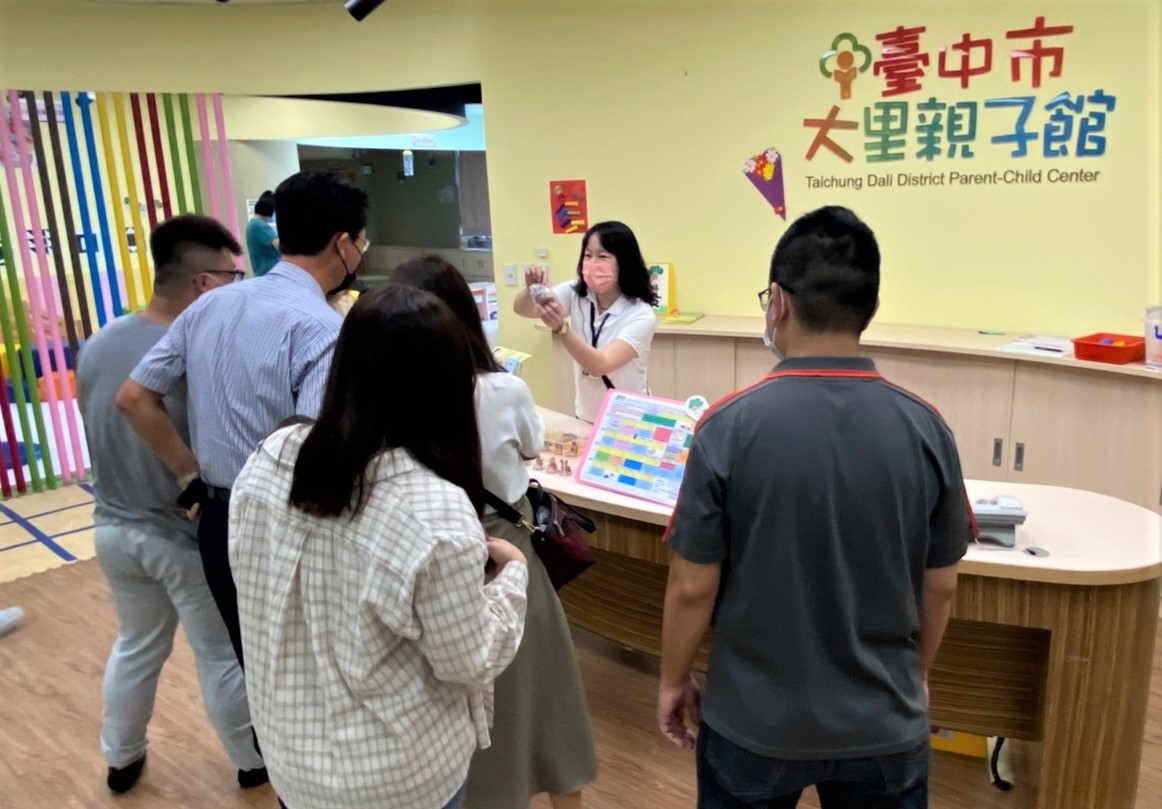 圖為大里親子館督導黃薇多(右2),向金門參訪團人員介紹大里親子館