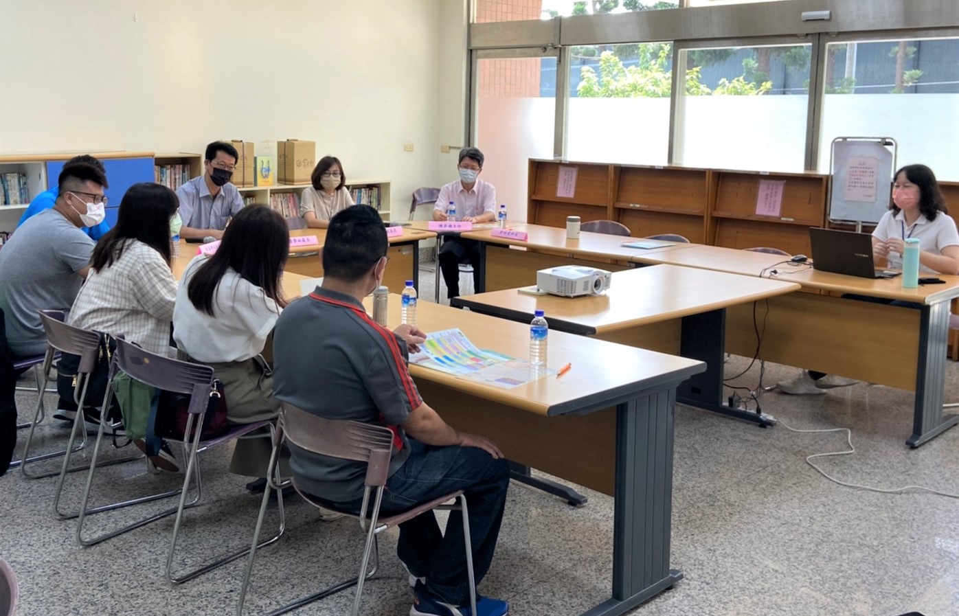 圖為金門縣參訪團,到大里親子館座談