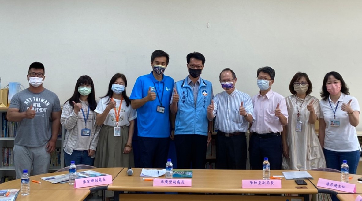 圖為金門縣政府參訪團到大里親子館,金門縣社會處副處長李廣榮(左5)、教育處副處長陳家輝(左4)、台中市社會局副局長陳坤皇(右4)、亞大幼教系主任陳昇飛(右3)等人合影