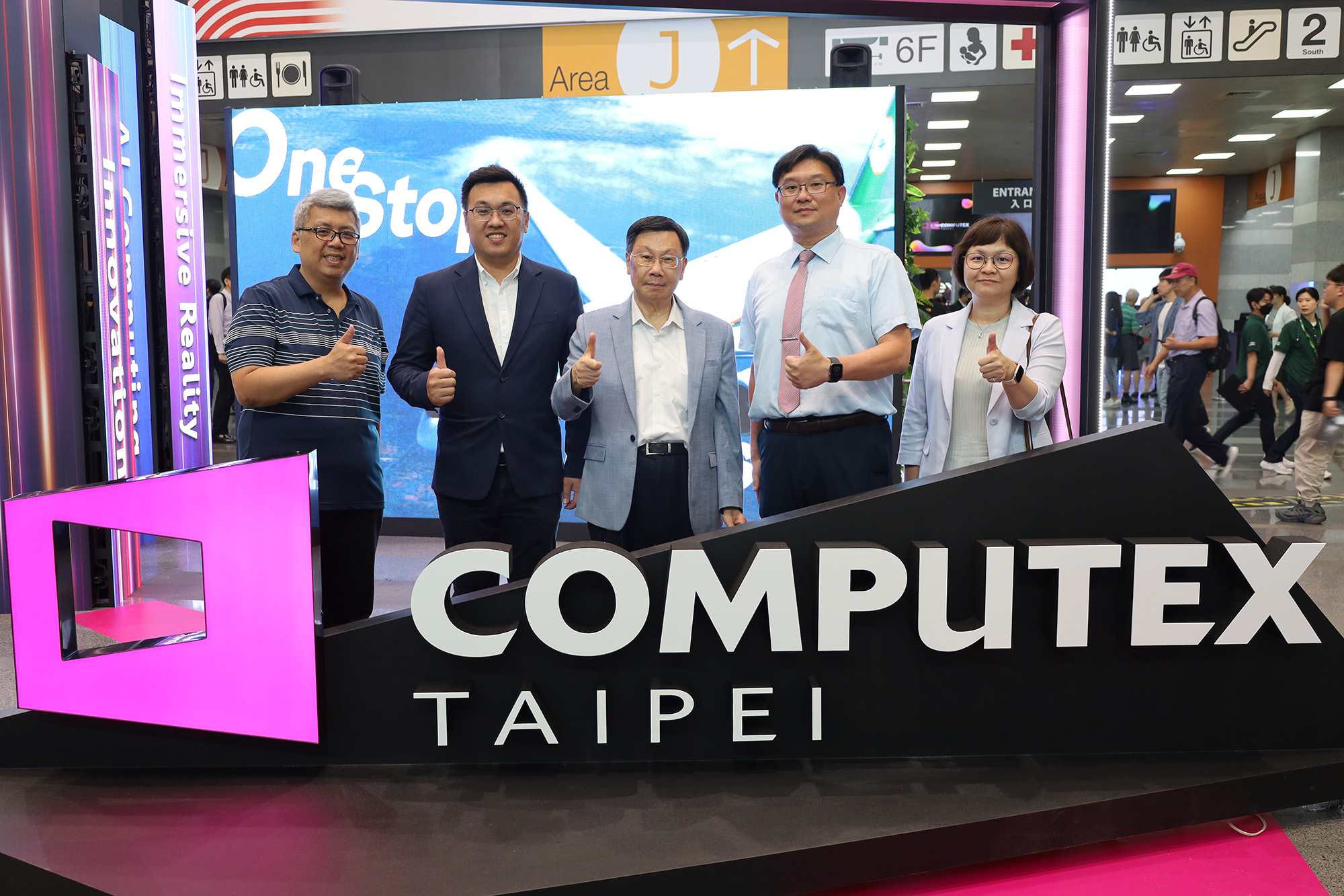 President Jeffrey J.P. Tsai of Asia University (center), accompanied by (from left to right) Vice Dean Chun-Yuan Lin, Dean Charles C.N. Wang, Chief Information Officer Whai-En Chen, and Dean Hua-Shan Wu, at COMPUTEX 2024