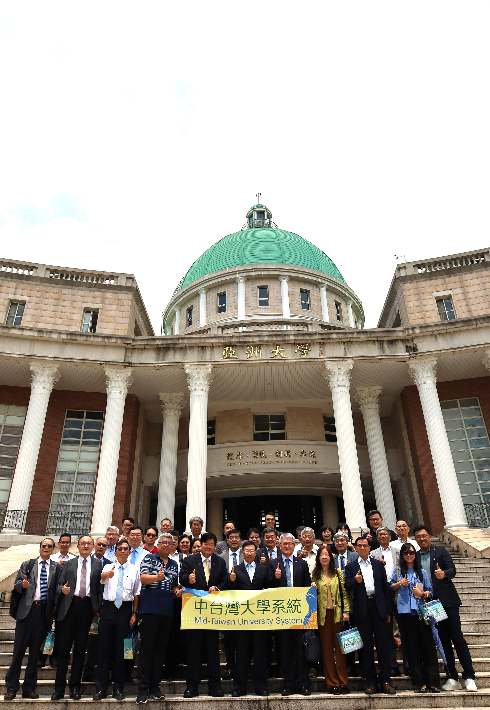 The M6 System Conference was held at Asia University. President Jing-Pha Tsai of Asia University (front row, sixth from the left) is pictured with fellow attendees in a group photo
