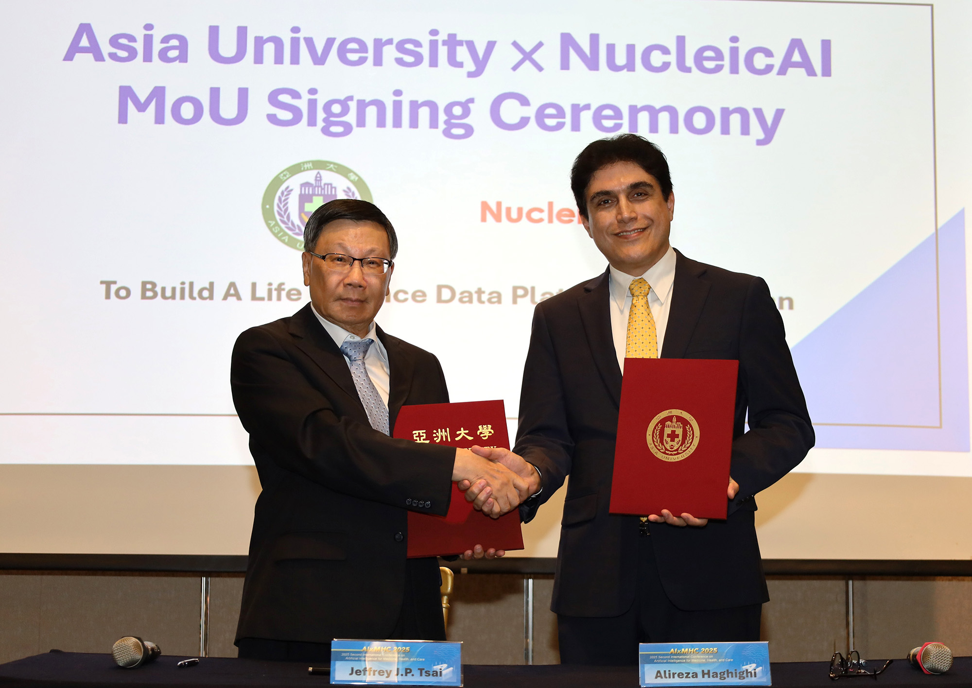 Asia University President Jeffrey J.P. Tsai (left) and Professor Alireza Haghighi (right), Co-Founder of NucleicAI and Chief Executive of Harvard Medical School International Center for Genetic Disease, signed an MoU to jointly develop a Life Science Data Platform