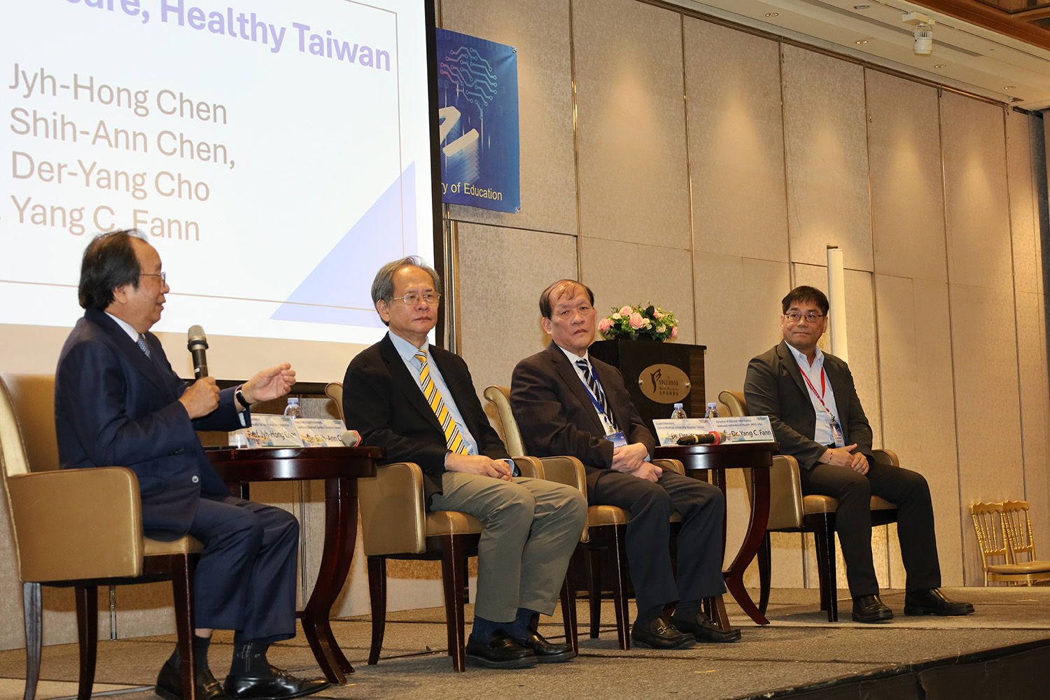 One of the highlights of the conference — (from left to right) moderated by Prof. Jyh-Hong Chen, Deputy Convener of the Healthy Taiwan Promotion Committee, featuring Dr. Shih-Ann Chen, Honorary Superintendent of Taichung Veterans General Hospital; Dr. Der-Yang Cho, Superintendent of China Medical University Hospital; and Dr. Yang C. Fann (in a personal capacity) from the U.S. NIH Clinical Informatics Department.