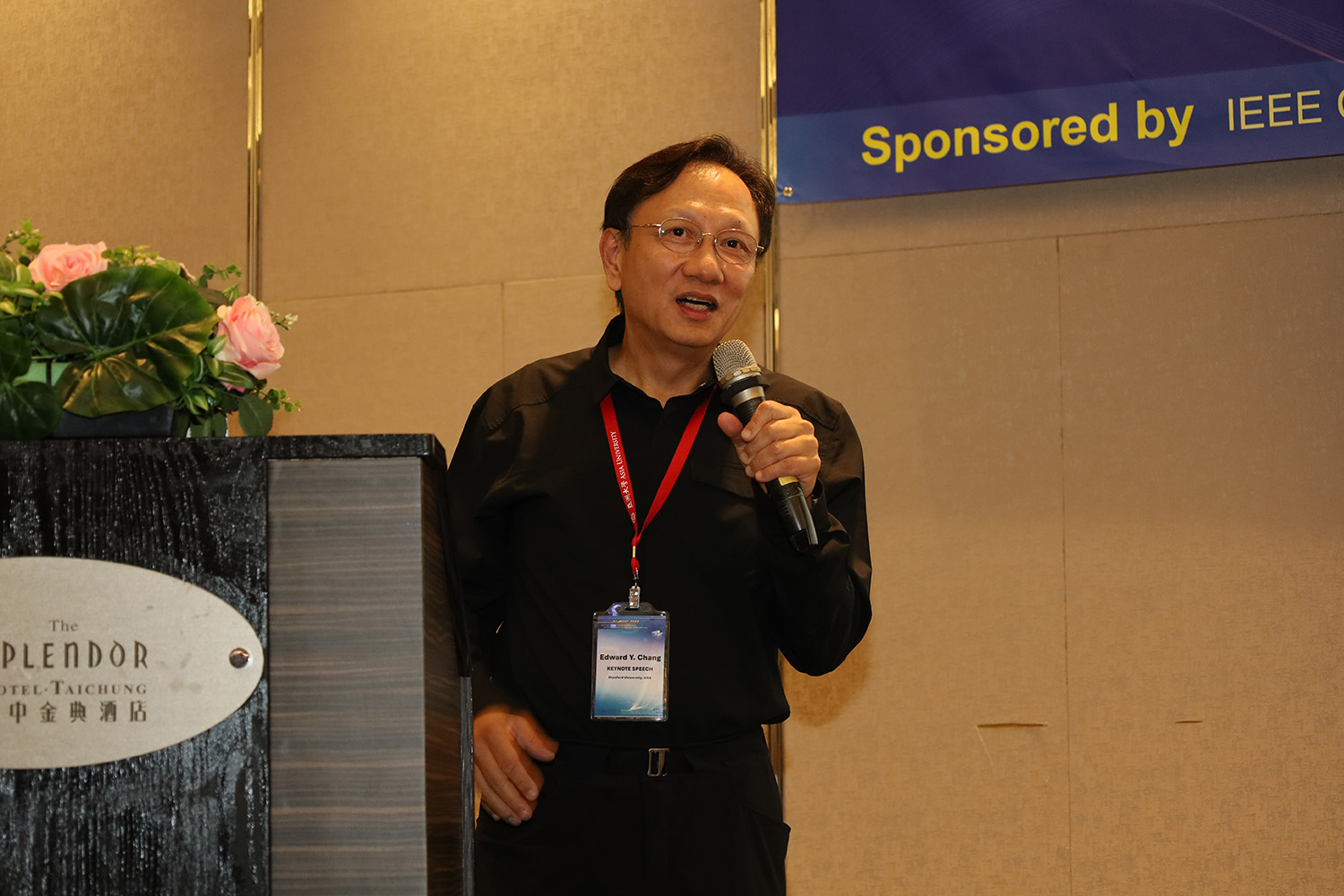 Prof. Edward Y. Chang, Adjunct Professor at Stanford University, presented forward-looking insights into the future applications of AI in medicine.